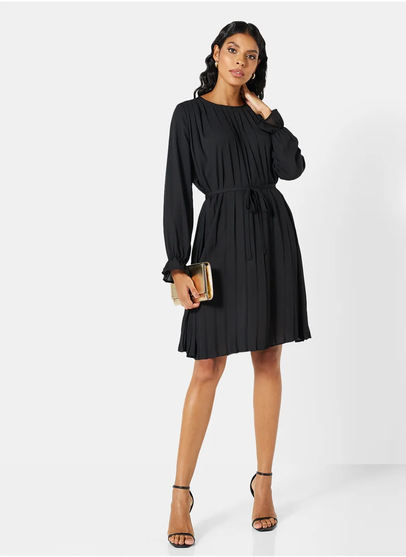 جاكلين دي يونج Pleated Belted Mini Dress