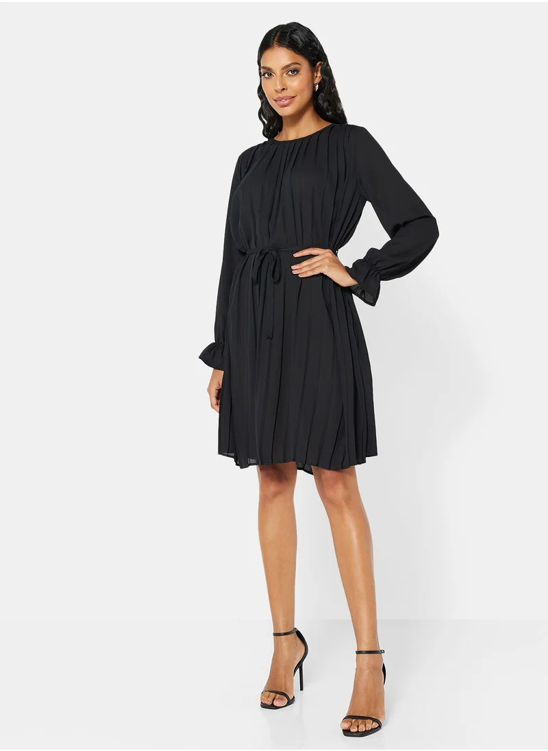 جاكلين دي يونج Pleated Belted Mini Dress