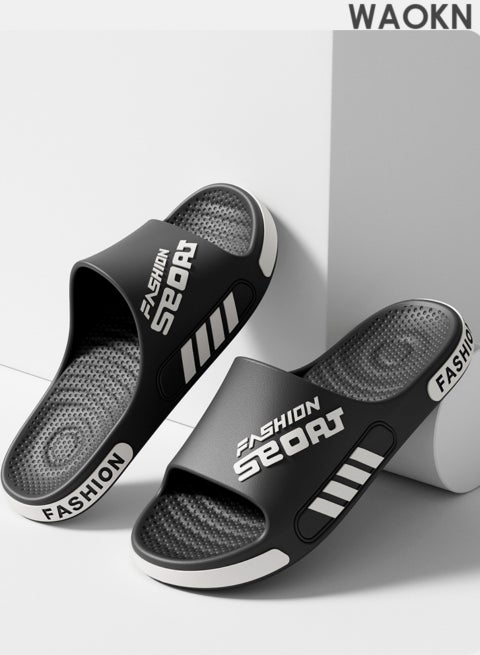 نعال رجالية سوداء: نعال مسطحة مريحة وخفيفة الوزن للمنزل، للاستحمام، للشاطئ، وللاستخدام اليومي. مقدمة مفتوحة مانعة للانزلاق، ونعل مطاطي ناعم يضمنان السلامة والراحة. تصميم كلاسيكي سهل الارتداء، يناسب الاستخدام الداخلي والخارجي، وحتى في الحمامات - متعدد الاستخدامات لجميع احتياجات الارتداء اليومية، يجمع بين الراحة والعملية.