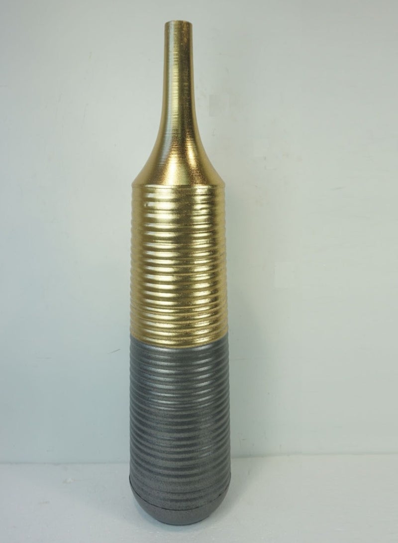 ديكور هيلز مزهرية أرضية معدنية عالية الزخرفة باللونين الأسود والذهبي من ديكور هيلز | مزهرية أنيقة للديكور المنزلي | مزهرية للديكور المنزلي - Image 1