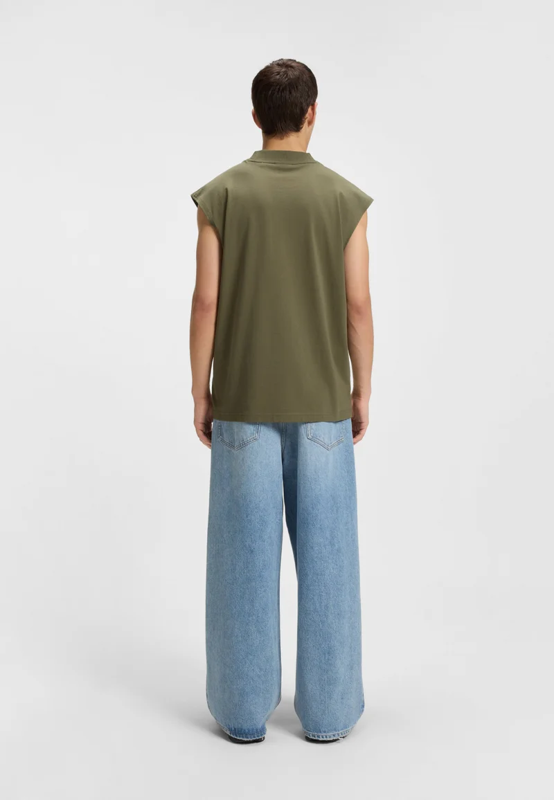 هوجو تيشيرت قطني بدون أكمام بملصق شعار أزرق