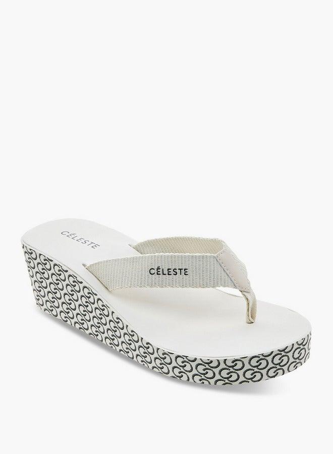 سيليست شباشب نسائية بنعل ويدج بطبعة شعار - Image 1