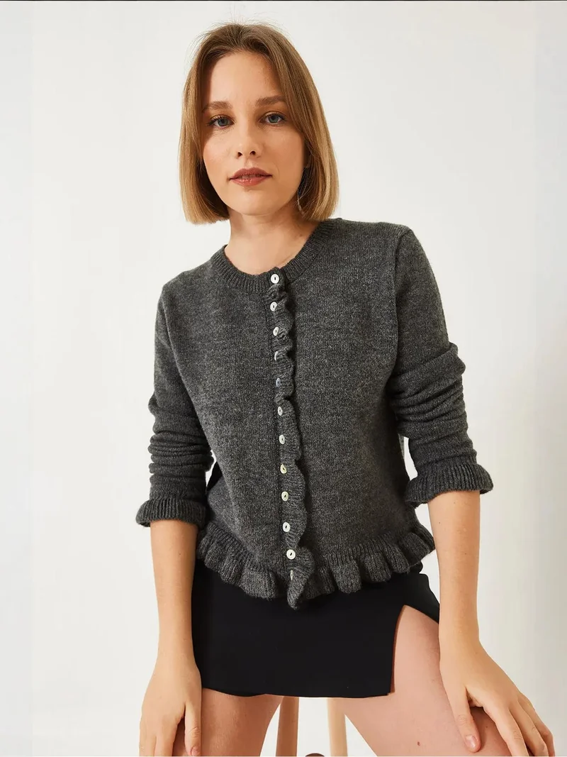 بيانكو لوتشي كارديجان بأزرار وكشكشة ورقبة دائرية