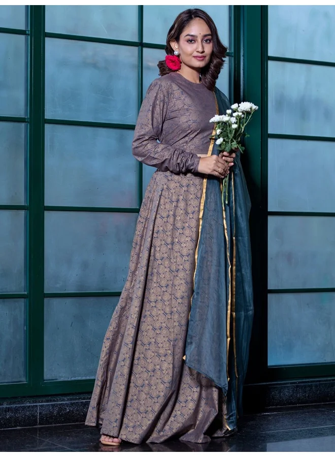 أيه كيه إس Grey And Gold-Toned Printed Lehenga Choli With Blue Dupatta