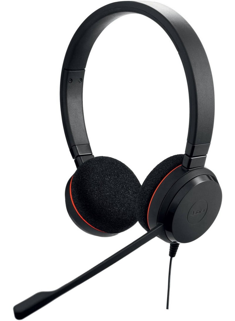 جابرا سماعة رأس سلكية ستيريو Jabra Evolve 20 UC، مكبرات صوت 28 مم، عزل صوتي سلبي، ميكروفون مزود بإلغاء الضوضاء، تحكمات مكالمات في السلك (كتم/حجم/رد)، وسائد أذن من الفوم، حزام رأس قابل للتعديل، توصيل USB-A و USB-C، كابل بطول 2.15م | 4999-829-269 - Image 1