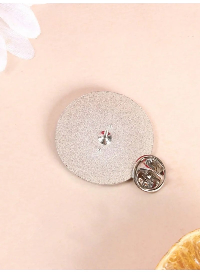 التوعيه بسرطان الثدي بروش دبوس بشكل دائري أنيق مع تصميم الشريط وردي للتوعيه بسرطان الثدي مزود بمشبك خلفي  يُسهّل تثبيته على الملابس أو الحقائب أو القبعات مناسب لتوزيعه في حملات التوعيه، المدارس، المستشفيات، والاستخدام اليومي قطعة بروش واحده - Image 3