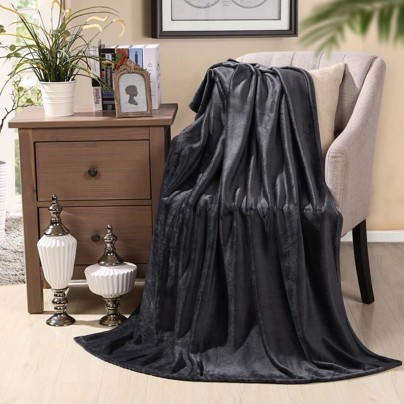 Hyseas Flannel Fleece رمي بطانية رمادية داكنة - بطانية صلبة من الألياف الدقيقة الناعمة الفائقة لأريكة كرسي سرير الأريكة - خفيفة الوزن غامض - 50 × 60 بوصة - Image 2