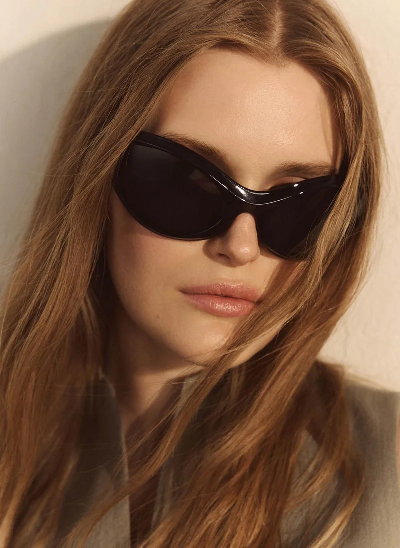 Oval-shaped sunglasses in plastic frames