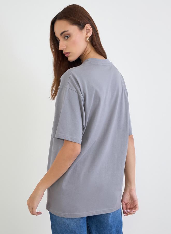 ستايلي تيشيرت واسع مُطرّز بكتابة مع أكمام قصيرة - Image 5