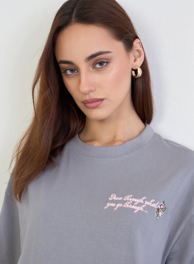 ستايلي تيشيرت واسع مُطرّز بكتابة مع أكمام قصيرة - Image 4