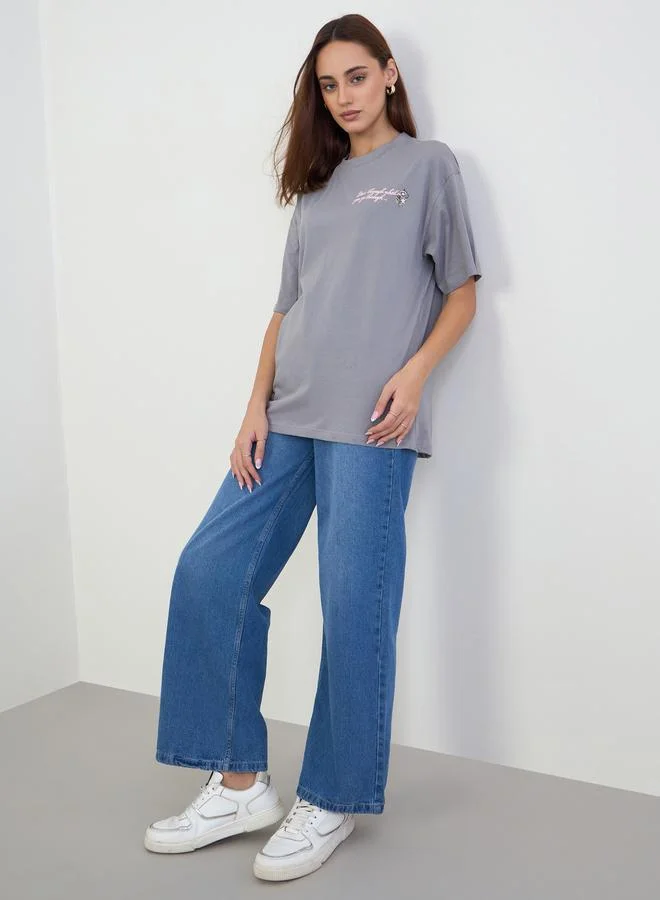 ستايلي تيشيرت واسع مُطرّز بكتابة مع أكمام قصيرة