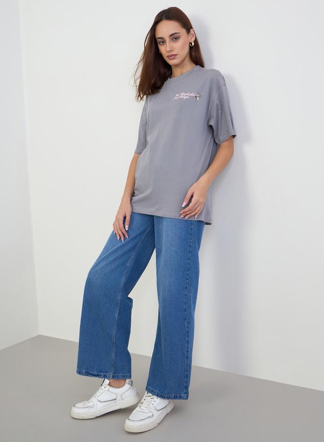 ستايلي تيشيرت واسع مُطرّز بكتابة مع أكمام قصيرة - Image 2