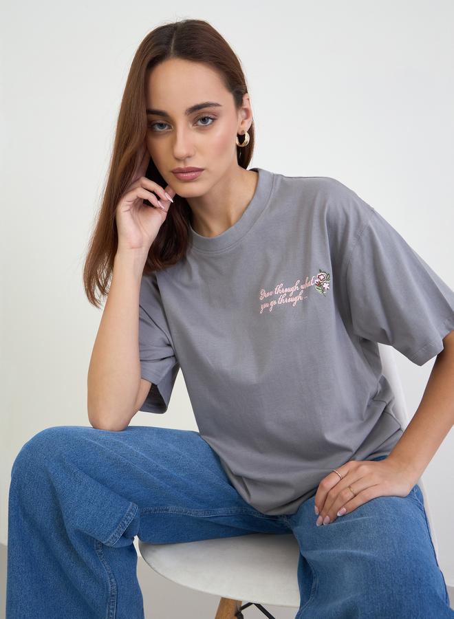 ستايلي تيشيرت واسع مُطرّز بكتابة مع أكمام قصيرة - Image 3