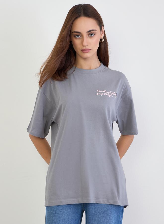 ستايلي تيشيرت واسع مُطرّز بكتابة مع أكمام قصيرة - Image 1