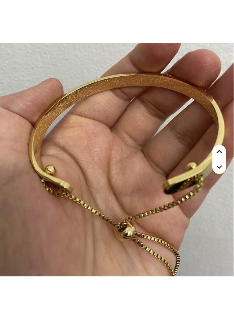 ڤيا إسوار فاخر من VEYA مصنوع من الفولاذ المقاوم للصدأ ومطلي بالذهب، مزخرف بـ نقش عربي محفور بدقة يمتد على كامل السوار، ويأتي داخل باكيج فاخر مع كيس مخمل للحفظ. - Image 4