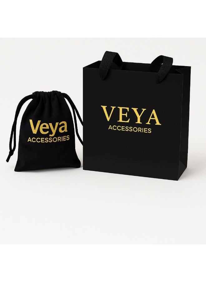 ڤيا إسوار فاخر من VEYA مصنوع من الفولاذ المقاوم للصدأ ومطلي بالذهب، مزخرف بـ نقش عربي محفور بدقة يمتد على كامل السوار، ويأتي داخل باكيج فاخر مع كيس مخمل للحفظ. - Image 2