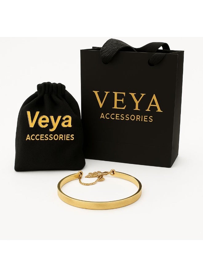 ڤيا إسوار فاخر من VEYA مصنوع من الفولاذ المقاوم للصدأ ومطلي بالذهب، مزخرف بـ نقش عربي محفور بدقة يمتد على كامل السوار، ويأتي داخل باكيج فاخر مع كيس مخمل للحفظ. - Image 1