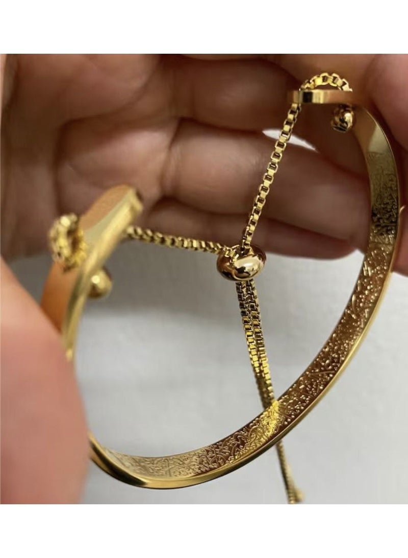 ڤيا إسوار فاخر من VEYA مصنوع من الفولاذ المقاوم للصدأ ومطلي بالذهب، مزخرف بـ نقش عربي محفور بدقة يمتد على كامل السوار، ويأتي داخل باكيج فاخر مع كيس مخمل للحفظ. - Image 3