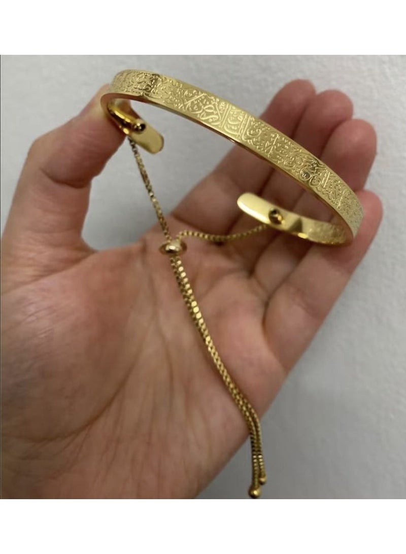 ڤيا إسوار فاخر من VEYA مصنوع من الفولاذ المقاوم للصدأ ومطلي بالذهب، مزخرف بـ نقش عربي محفور بدقة يمتد على كامل السوار، ويأتي داخل باكيج فاخر مع كيس مخمل للحفظ. - Image 5