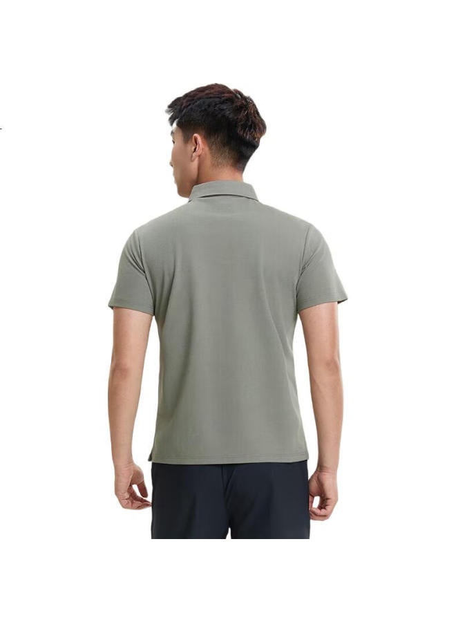 SKECHERS قميص بولو جديد بأكمام قصيرة للرجال بطباعة حروف رياضية 3XL باللون الأخضر العسكري - Image 1
