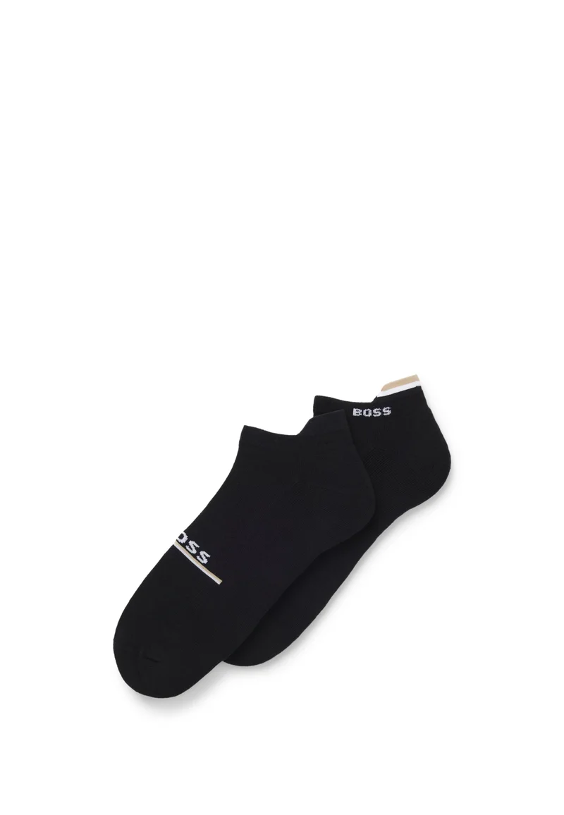 بوس زوجان من جوارب الكاحل بشعارات