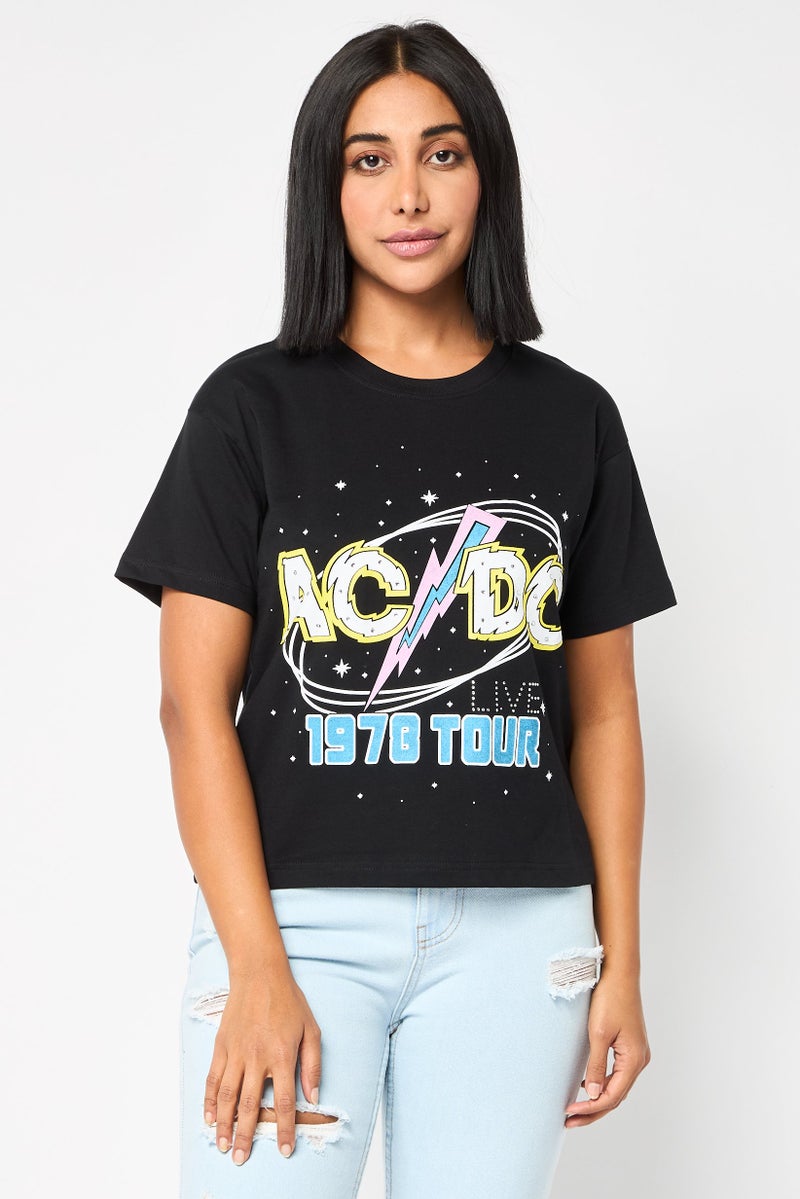 AC/DC تي شيرت قصير الأكمام بطباعة جرافيك للنساء بياقة دائرية، أسود - Image 1