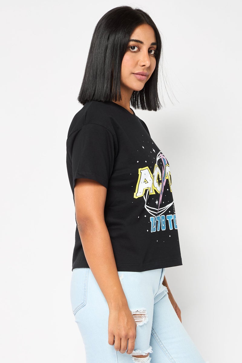 AC/DC تي شيرت قصير الأكمام بطباعة جرافيك للنساء بياقة دائرية، أسود - Image 3