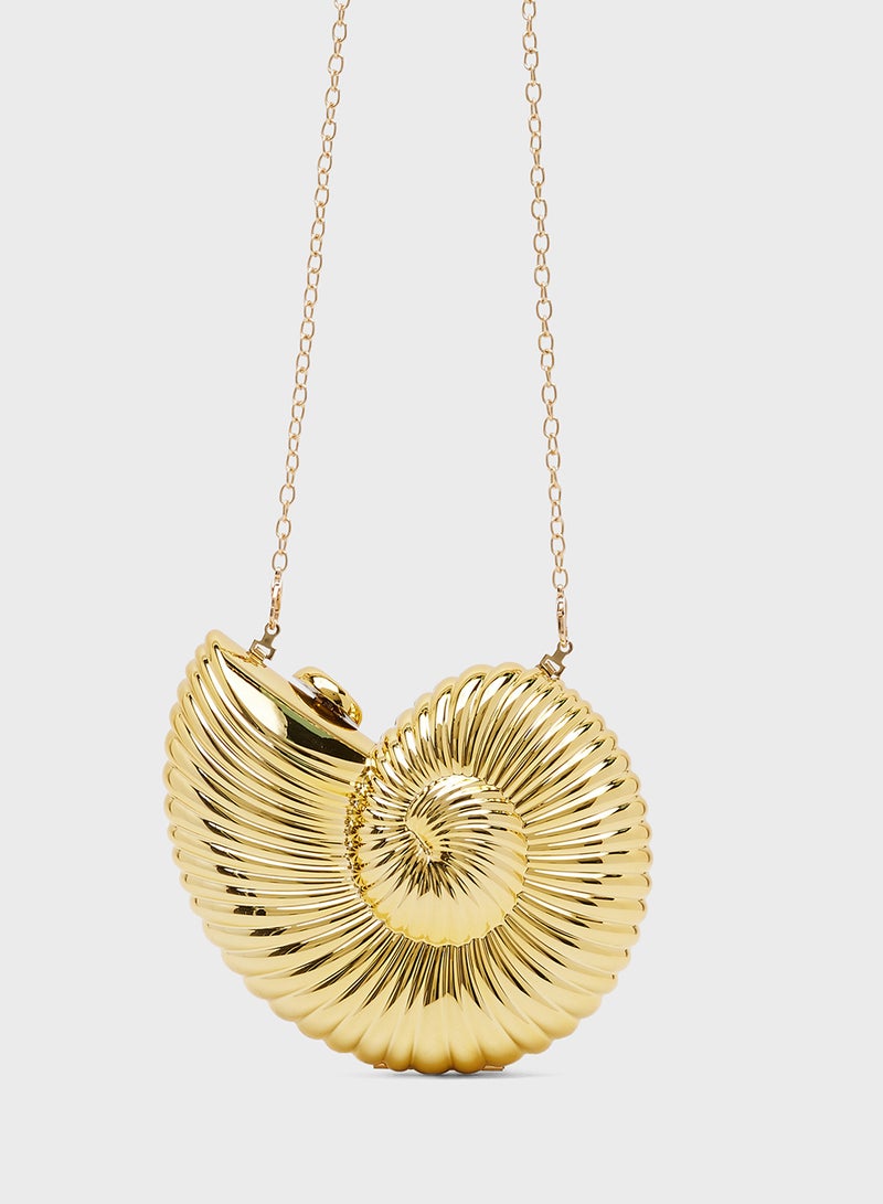 ايلا ليمتد اديشن حقيبة يد صغيرة بسلسلة بتفاصيل صدفة ذهبية - Image 1