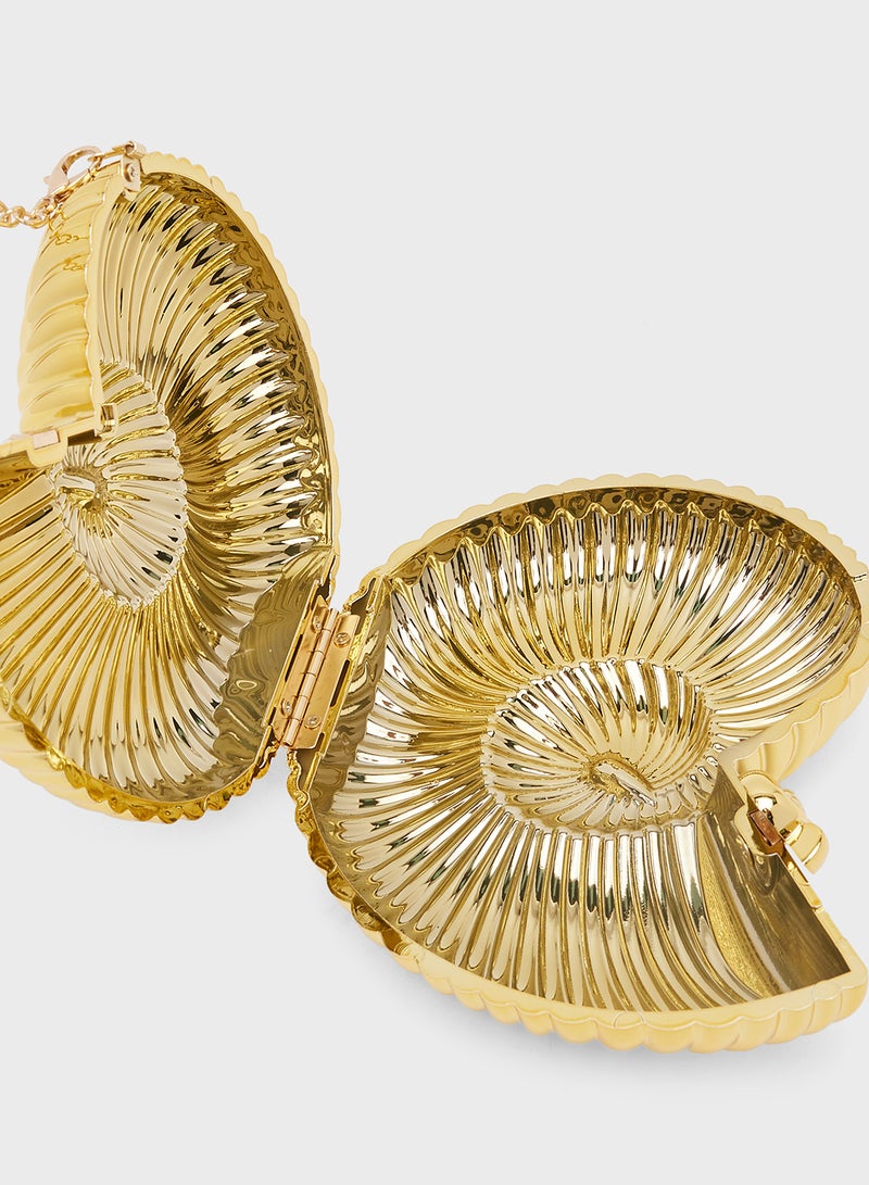 ايلا ليمتد اديشن حقيبة يد صغيرة بسلسلة بتفاصيل صدفة ذهبية - Image 5