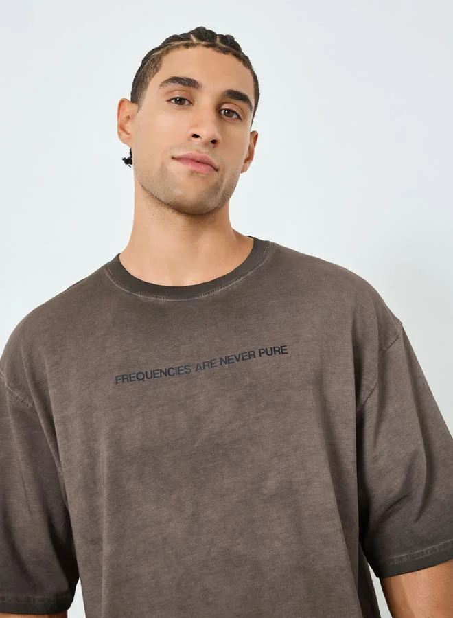 ستايلي تيشيرت بقصة واسعة وتفاصيل مشطوفة بخاخ