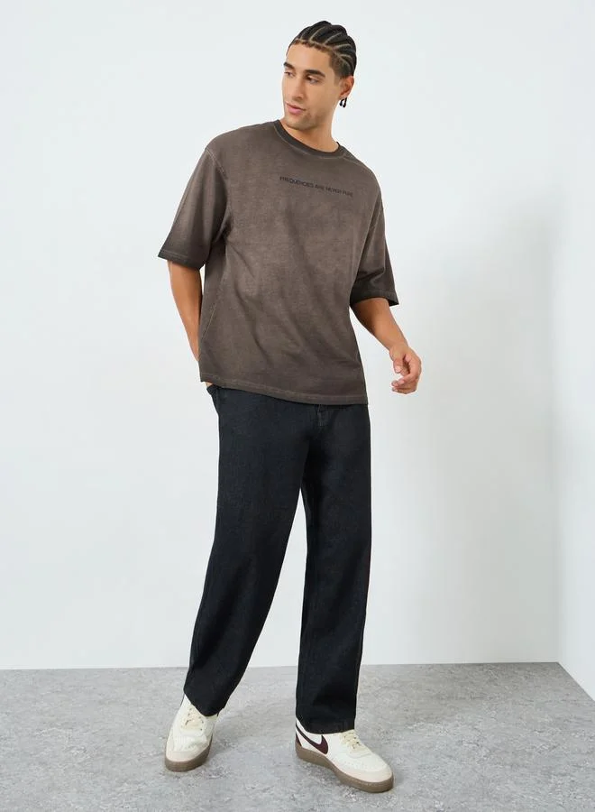 ستايلي تيشيرت بقصة واسعة وتفاصيل مشطوفة بخاخ