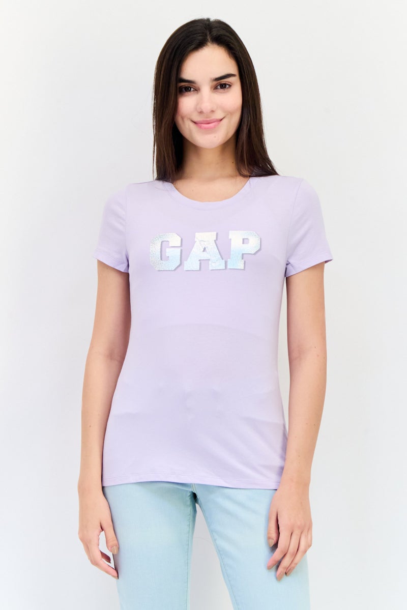GAP تي شيرت نسائي بياقة دائرية وأكمام قصيرة بشعار العلامة التجارية، ليلك - Image 1
