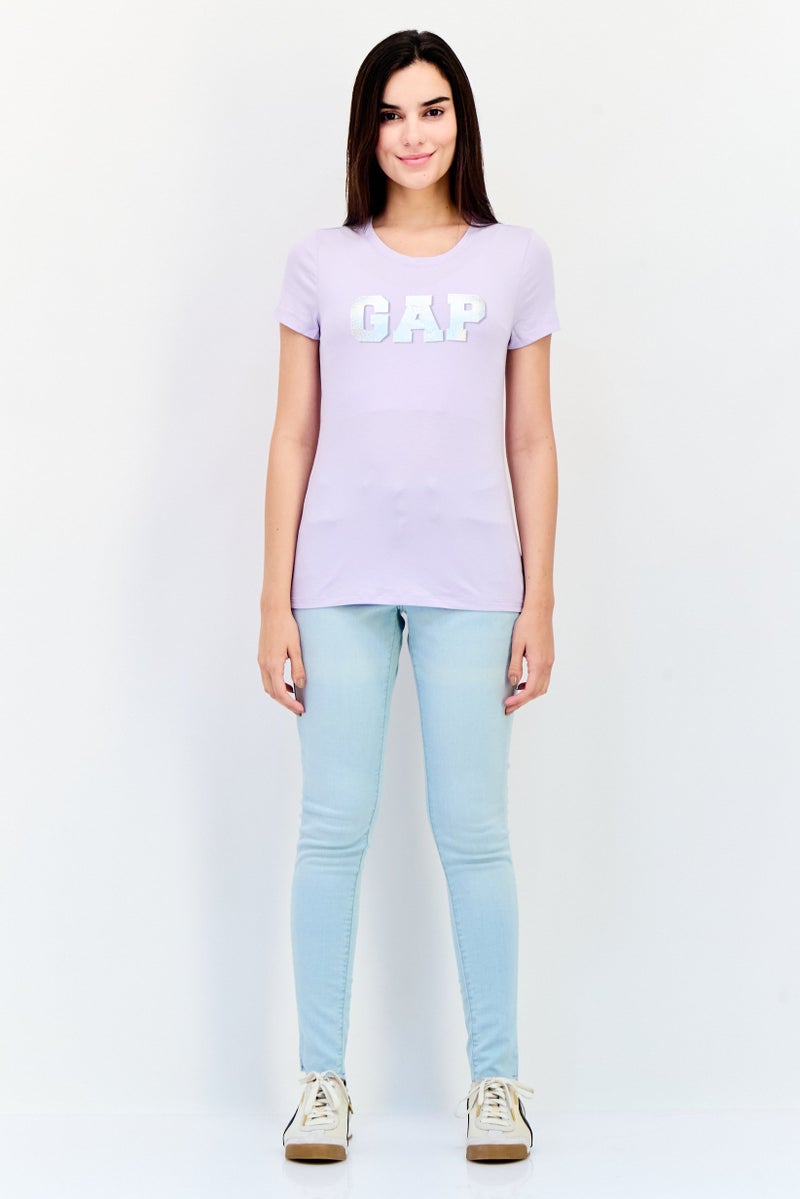 GAP تي شيرت نسائي بياقة دائرية وأكمام قصيرة بشعار العلامة التجارية، ليلك - Image 4