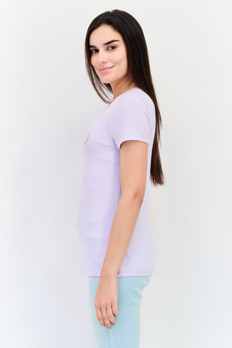 GAP تي شيرت نسائي بياقة دائرية وأكمام قصيرة بشعار العلامة التجارية، ليلك - Image 2