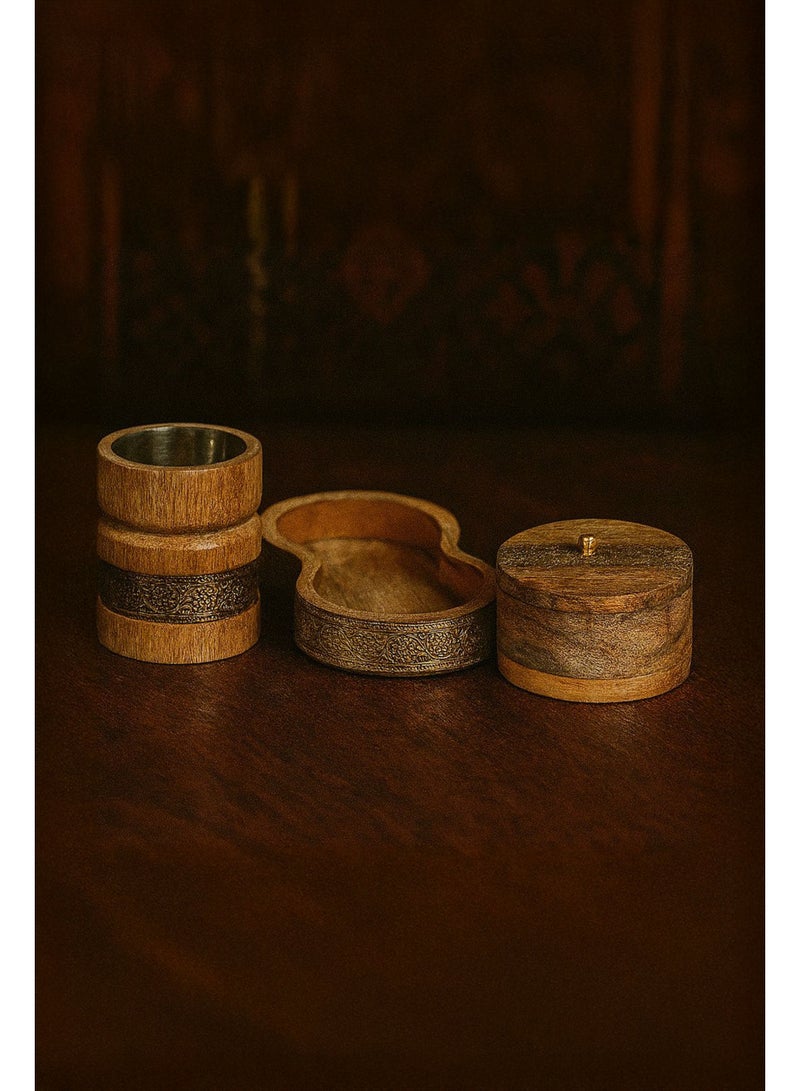 رومان جيفتس طقم مبخرة خشبية من رومان جيفتس – ثلاثة قطع: صينية، وعاء للعطر، ومبخرة منقوشة بتطعيمات نحاسية دقيقة - Image 2