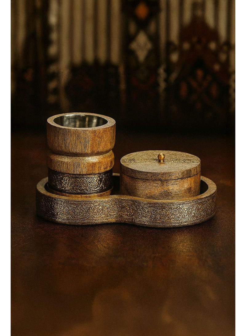 رومان جيفتس طقم مبخرة خشبية من رومان جيفتس – ثلاثة قطع: صينية، وعاء للعطر، ومبخرة منقوشة بتطعيمات نحاسية دقيقة - Image 1