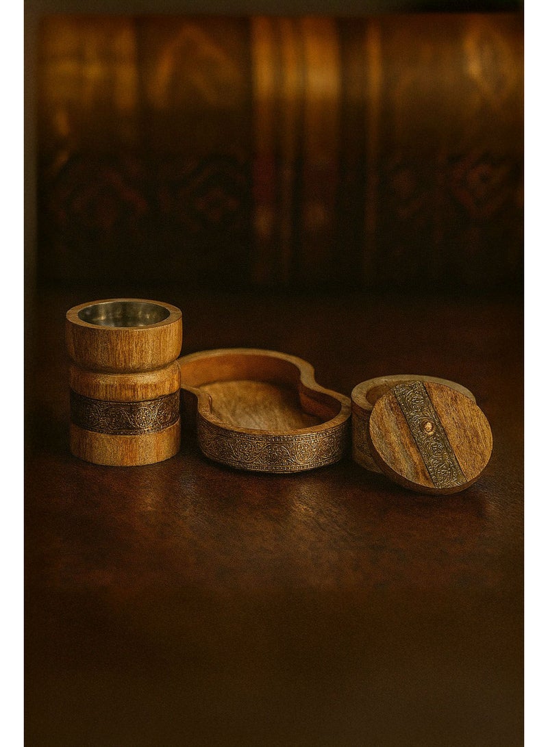 رومان جيفتس طقم مبخرة خشبية من رومان جيفتس – ثلاثة قطع: صينية، وعاء للعطر، ومبخرة منقوشة بتطعيمات نحاسية دقيقة - Image 3