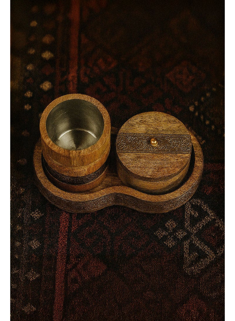 رومان جيفتس طقم مبخرة خشبية من رومان جيفتس – ثلاثة قطع: صينية، وعاء للعطر، ومبخرة منقوشة بتطعيمات نحاسية دقيقة - Image 4