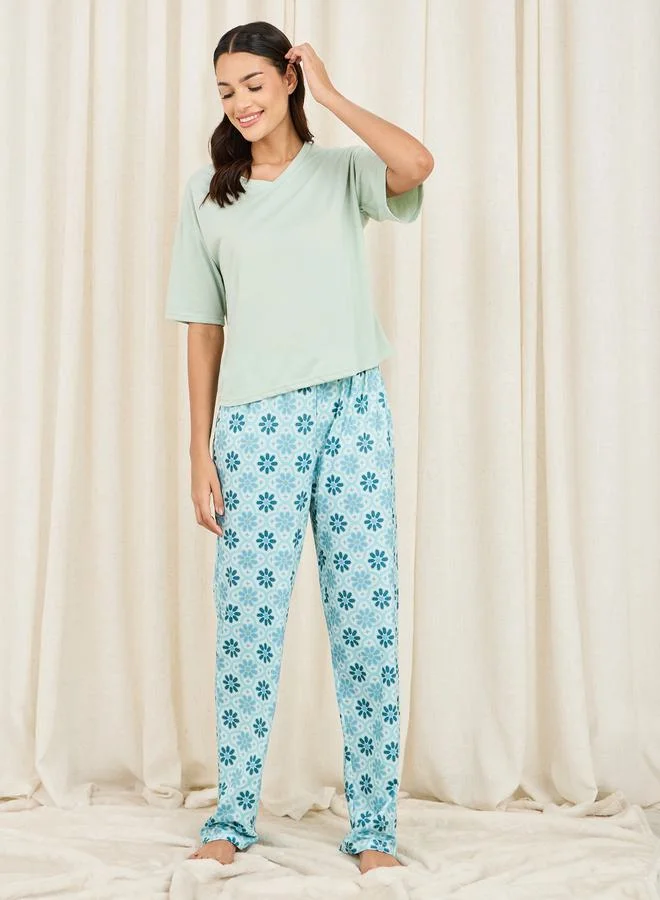 ستايلي Solid Drop Shoulder T-shirt and Floral Tile Print Pyjama Set