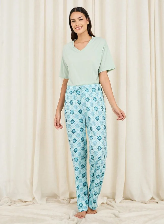 ستايلي Solid Drop Shoulder T-shirt and Floral Tile Print Pyjama Set