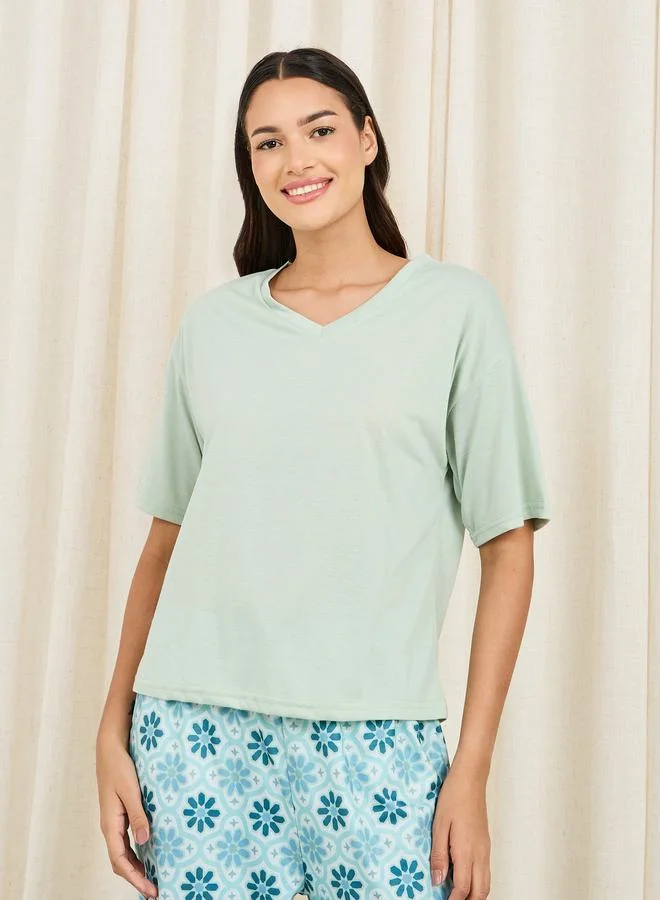 ستايلي Solid Drop Shoulder T-shirt and Floral Tile Print Pyjama Set