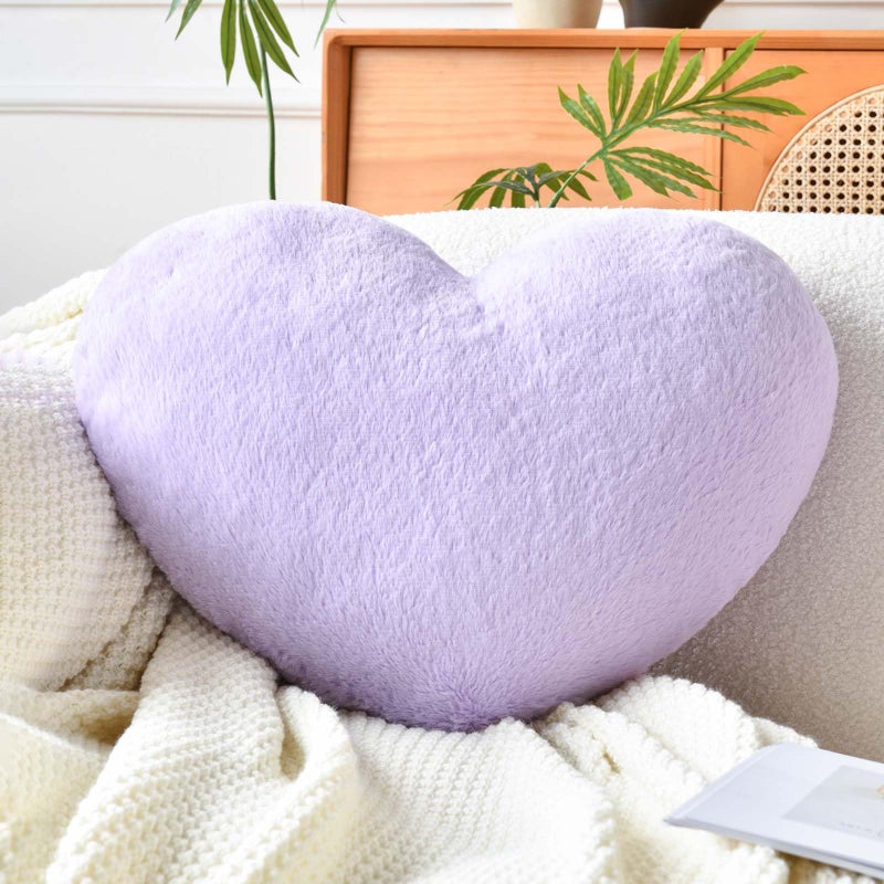 XVTRU HEART PADLOW ناعمة على شكل قلب وسادة لطيف فو فرو غرفة الفراء زخرفية رمي وسادة لافندر 19.6 "" x15.7 " - Image 1