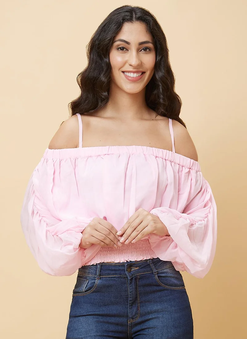 جلو باص بلوزة نسائية وردية مكشكشة بأكتاف مكشوفة وأكمام مزمومة من جلوبس