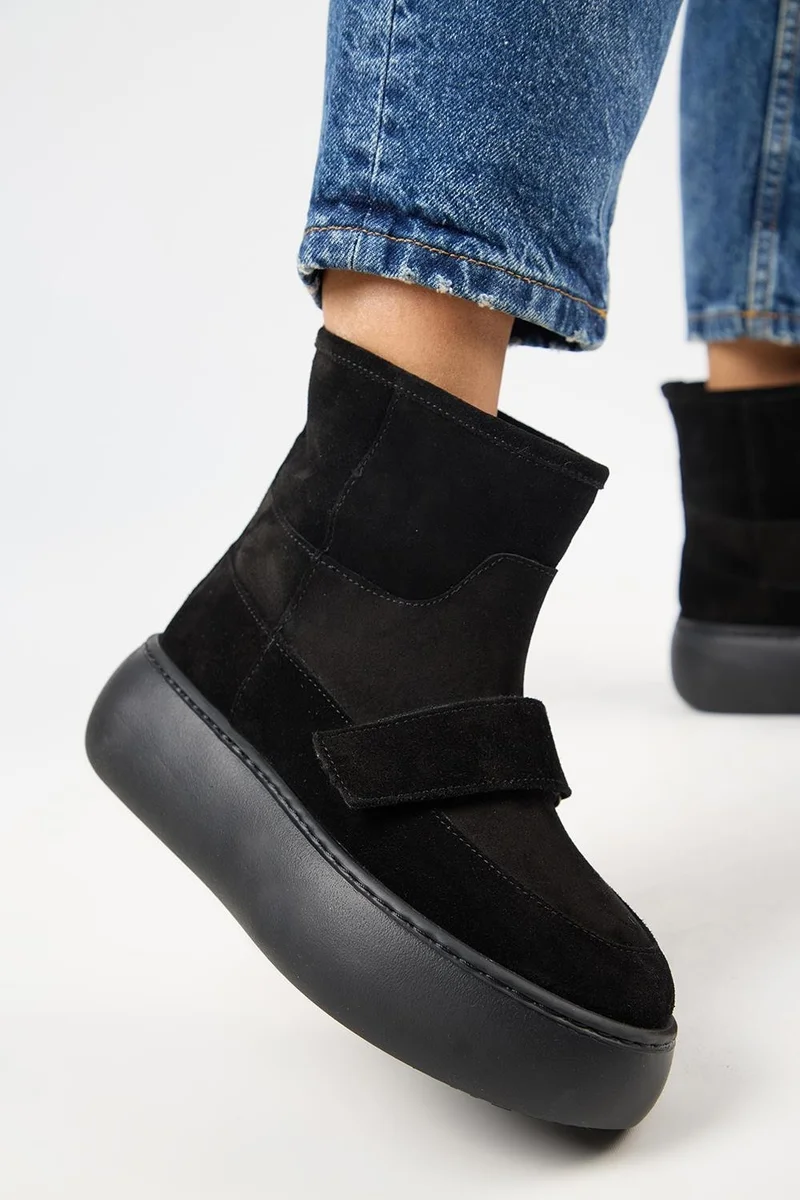 مانجيرو حذاء مانييرو إمبر النسائي الأسود من الجلد الطبيعي مع إغلاق فيلكرو وبطانة من الفرو