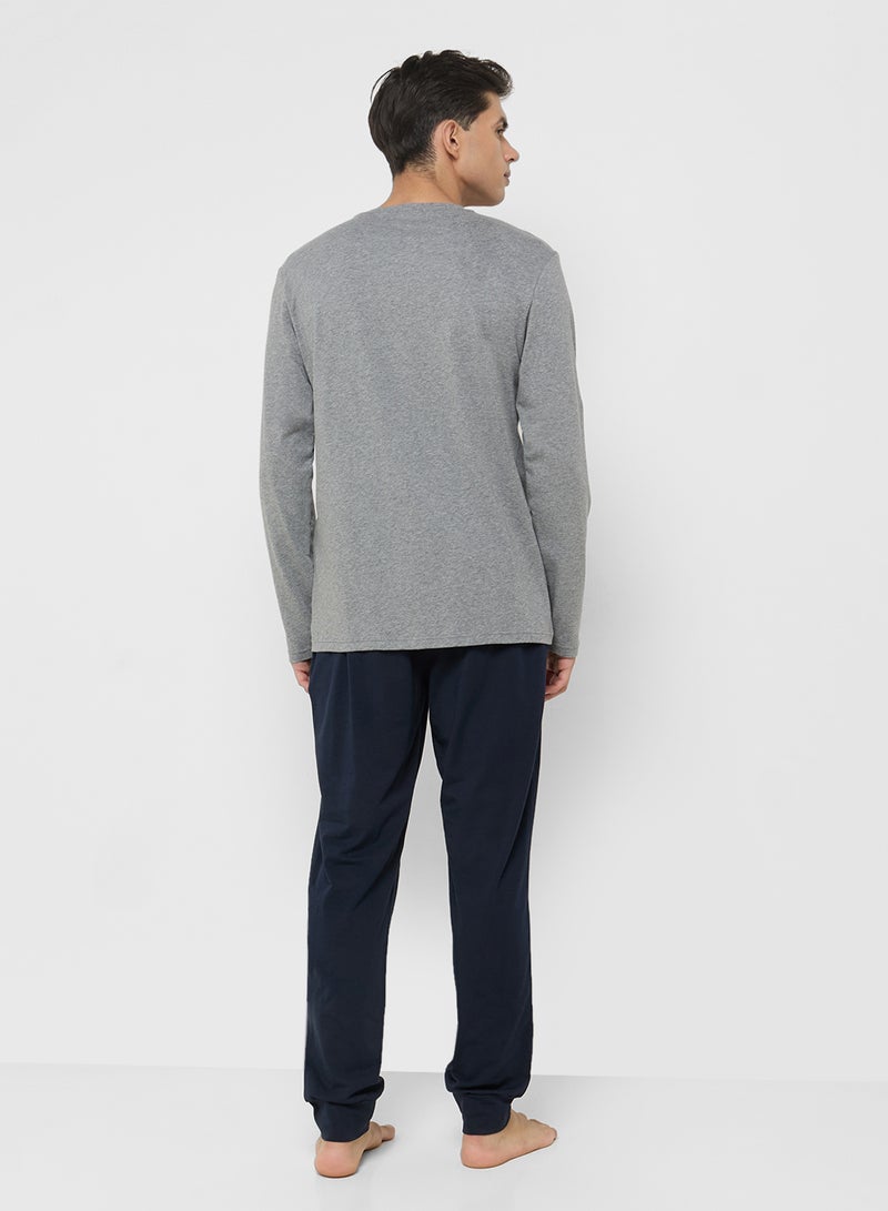 امبوريو ارماني طقم بيجامة وتيشيرت بياقة دائرية كاجوال - Image 2