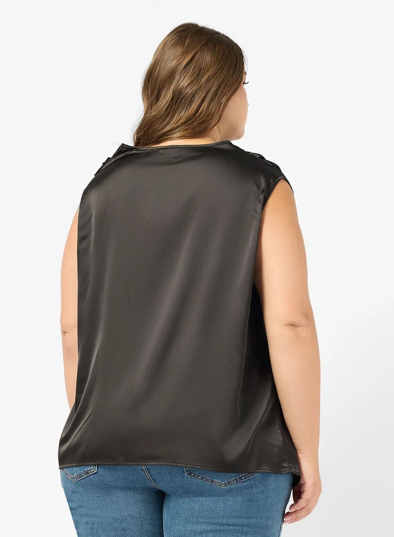 جينجر بلس بلوزة ساتان بياقة ملتفة