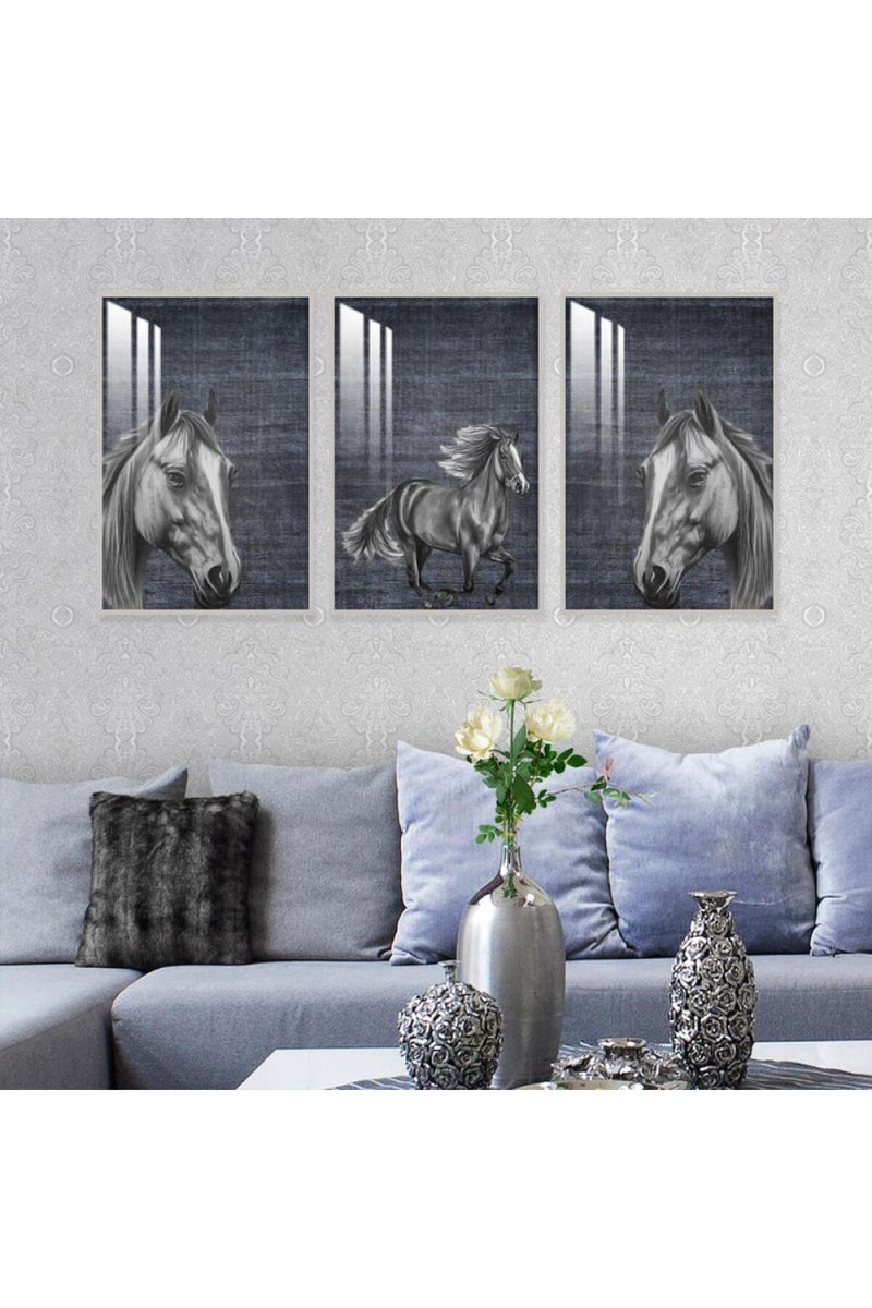 ماركتنا ثلاث لوحات جدارية خشبية بتصميم حصان، مع إطار وطبقة أكريليك شفافة. - Image 1