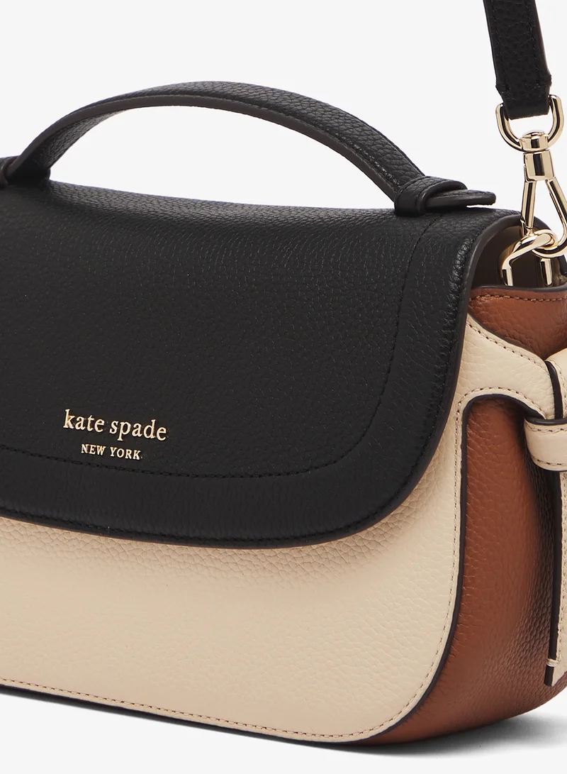 كيت سبيد حقيبة كروس بودي بغطاء بتفاصيل شعار