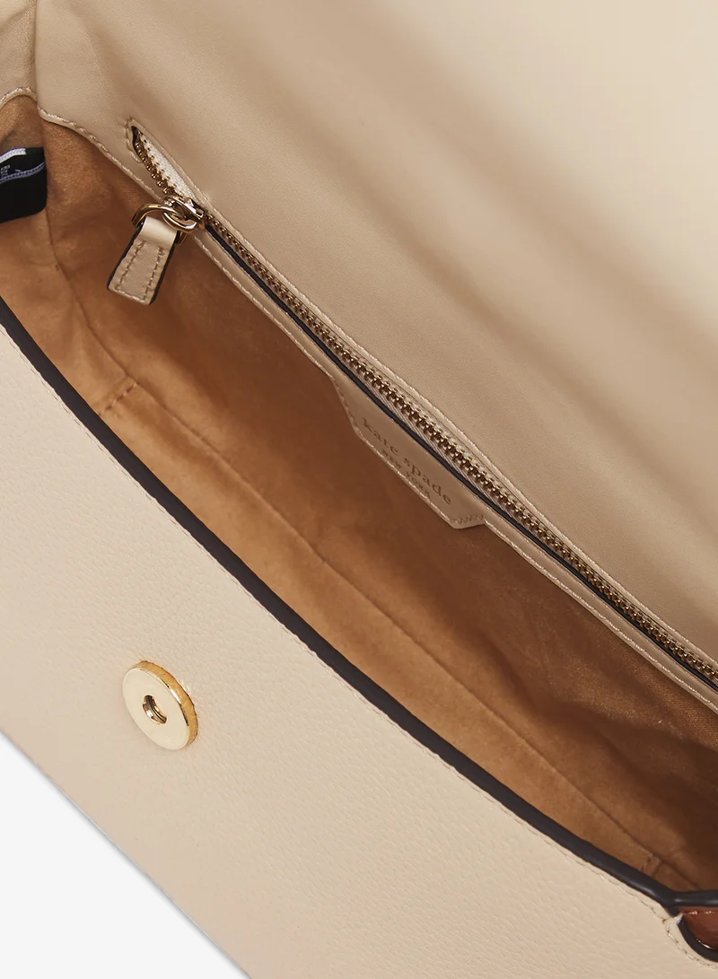 كيت سبيد حقيبة كروس بودي بغطاء بتفاصيل شعار