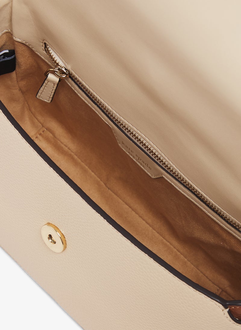 كيت سبيد حقيبة كروس بودي بغطاء بتفاصيل شعار - Image 5